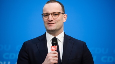 Γερμανία: Επίδοξος διάδοχος της Μέρκελ βάζει «φρένο» στο Σύμφωνο για τη Μετανάστευση