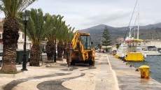  Αντιδράσεις στην Κεφαλονιά: Ξηλώνουν το περίφημο γουλόστρωτο στο Αργοστόλι