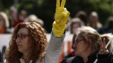 Στον δρόμο οι καθαρίστριες των σχολείων για μόνιμη και σταθερή δουλειά