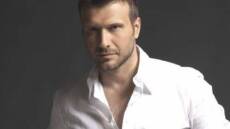 Νέα δισκογραφική «στέγη» για τον Γιάννη Πλούταρχο 