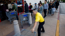 Black Friday: Το κρύο δεν πτόησε τους Αμερικανούς - Ουρές στα καταστήματα