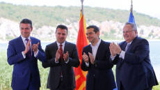 Σκοπιανό: Μέλος της ελληνικής αντιπροσωπείας για τα σχολικά βιβλία «αβαντάρει» υπερεθνικιστή των Σκοπίων