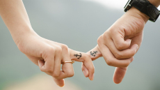 Τα δάκτυλα «προδίδουν» αν μια γυναίκα είναι άπιστη