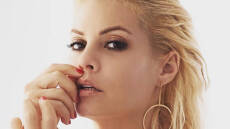 Η Μαρία Κορινθίου περιγράφει καρέ καρέ τη στιγμή που δέχθηκε τη σεξουαλική επίθεση