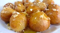 Κέρκυρα: Παραμονή του Αγίου Σπυρίδωνα σήμερα και το νησί μύρισε λουκουμάδες 