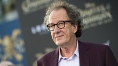 Ηθοποιός καταγγέλλει: Ο Τζέφρι Ρας «με πήρε μάτι» στο ντους, χόρεψε μπροστά μου γυμνός και μου χούφτωσε τα οπίσθια!