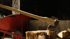 Λάρισα: 45χρονος επιτέθηκε με τσεκούρι σε γείτονές του - Έπιναν καφέ και τον ενοχλούσαν