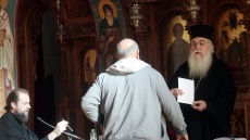 Χρηματικά βοηθήματα σε 300 οικογένειες πυρόπληκτων έδωσε η Ιερά Σύνοδος 