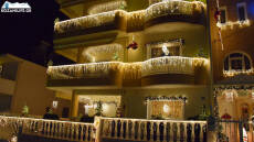 Βίντεο: Η πιο... χριστουγεννιάτικη πολυκατοικία στην πόλη της Κοζάνης