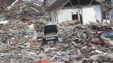 Ινδονησία: Ψάχνουν με μη επανδρωμένα αεροσκάφη επιζώντες από το τσουνάμι