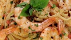 Γαριδομακαρονάδα στο τηγάνι με 2 κινήσεις