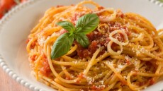 Σπαγγέτι με εύκολη σάλτσα ντομάτας