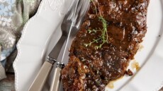 Μοσχαρίσια μπριζόλα με πετιμέζι και μαύρη μπίρα 