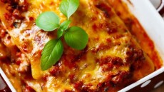 Λαζάνια με κιμά και σάλτσα ντομάτας