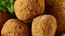 Φτιάχνουμε αφράτους πικάντικους ρεβιθοκεφτέδες 