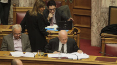 Παραιτήθηκε ο Παπαδημητρίου για το επίδομα: Φουντώνουν τα σενάρια ανασχηματισμού 