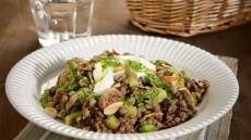 Ζεστή σαλάτα με φακές Φαρσάλων και σάλτσα δυόσμου