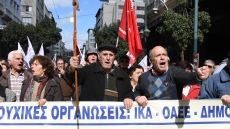 Συγκέντρωση και πορεία συνταξιούχων στο υπουργείο Υγείας - 'Εκλεισε η Αριστοτέλους