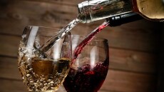 Εξαίρεση των κρασιών και των οινοπνευματωδών από τους δασμούς Τραμπ επιδιώκει η Γαλλία