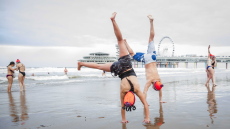 Βίντεο: Οι  Ολλανδοί υποδέχθηκαν το 2019 με μία βουτιά στην παγωμένη Βόρεια  Θάλασσα