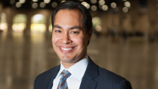 Τζουλιάν Κάστρο: Ο 44χρονος πρώην υπουργός του Ομπάμα διεκδικεί το χρίσμα των Δημοκρατικών για το 2020