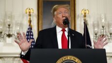 Τραμπ: Προσωρινή προστασία στους μετανάστες με αντάλλαγμα το τείχος