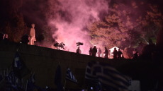 Βίντεο: Κουκουλοφόροι έκαψαν σημαία των Σκοπίων και πέταξαν φωτοβολίδες στο Σύνταγμα