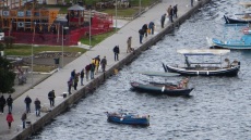 Αμφιλοχία: Μοναδικές εικόνες από το μπατάρισμα της θάλασσας – Μαζεύουν γαρίδες με απόχη