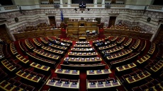 Βουλή: Σφοδρή σύγκρουση ΣΥΡΙΖΑ-ΝΔ με αναφορές για ΕΑΜ, εμφύλιο και περί μειοδοσίας