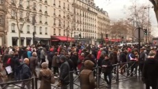 Γαλλία: Μετά τα «κίτρινα γιλέκα» βγήκαν στους δρόμους τα «κόκκινα φουλάρια»