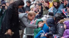 Χάρι - Μέγκαν: «Ξεροστάλιασαν» στο κρύο οι θαυμαστές τους στο Μπρίστολ για να τους δουν από κοντά