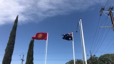 Επιμένουν «μακεδονικά»: Σκοπιανοί εθνικιστές στην Αυστραλία υψώνουν τη σημαία με τον Ήλιο της Βεργίνας