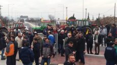 Tον κόμβο του Πλατύκαμπου έκλεισαν με τα τρακτέρ τους οι αγρότες