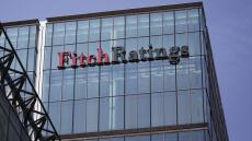 «Σκωτσέζικο ντους» από Fitch: Αμετάβλητη η αξιολόγηση για την Ελλάδα