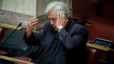 Βουλή - τα παραλειπόμενα της συνεδρίασης: Τα... κομπολόγια, τα χτενίσματα, τα δεκανίκια