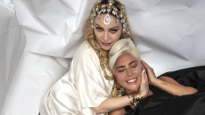 Όσκαρ 2019: Η Lady Gaga με το χρυσό αγαλματίδιο στην αγκαλιά της Μαντόνα