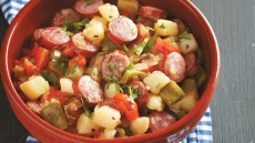 Τηγανιά με λουκάνικα, πιπεριές και πατάτες