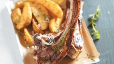 Αρνίσια παϊδάκια με σάλτσα BBQ από πετιμέζι