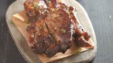 Μπριζόλες και μπριζολίκι: 10 συνταγές για τα πιο απολαυστικά ψησίματα