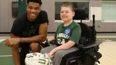 Βίντεο: O Γιάννης με τον μικρό φίλο των Μπακς από το «Make A Wish» και η... απαίτηση για «ανεμόμυλο»