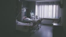 Σοκ στο νοσοκομείο Πύργου: 35χρονη πέθανε στο προσκέφαλο του νοσηλευόμενου πατέρα της