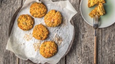 Μπιφτέκια λαχανικών με αρωματικά χόρτα και ταμπουλέ