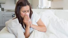 Πώς θα αποφύγουμε «υπερ-γρίπη» και αναπνευστικές λοιμώξεις – Η ειδικός συμβουλεύει
