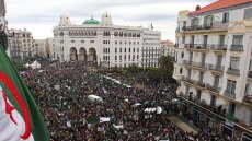 Αλγερία: Δεκάδες χιλιάδες διαδηλώνουν κατά του προέδρου Μπουτεφλίκα