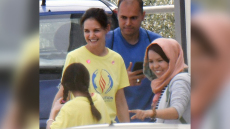 Η Κέιτι Χολμς με την κόρη της Σούρι στη Μόρια - Δείτε φωτογραφίες 