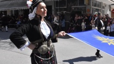 Σέρρες: Η βουλευτής της ΝΔ Φωτεινή Αραμπατζή έκανε παρέλαση με μακεδονική φορεσιά 