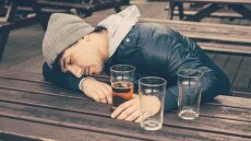 Το λέιζερ που «κόβει» την εξάρτηση από το αλκοόλ