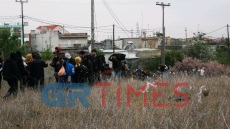 Σκηνές Ειδομένης στα Διαβατά: Πρόσφυγες προσπαθούν να φτάσουν στον υπαίθριο καταυλισμό - Τους εμποδίζουν αστυνομικοί