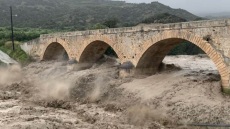 Κρήτη: Η κακοκαιρία απειλεί την 130 ετών γέφυρα του Μύρτου
