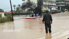 «Πνίγηκε» από την κακοκαιρία πάλι η Κρήτη: Με βάρκες μετακινούνται στο Λασίθι